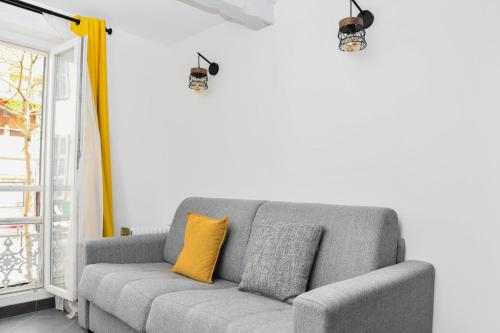 Charming flat overlooking the Place de Lenche in Marseille - Welkeys