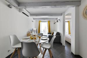 Charming flat overlooking the Place de Lenche in Marseille - Welkeys