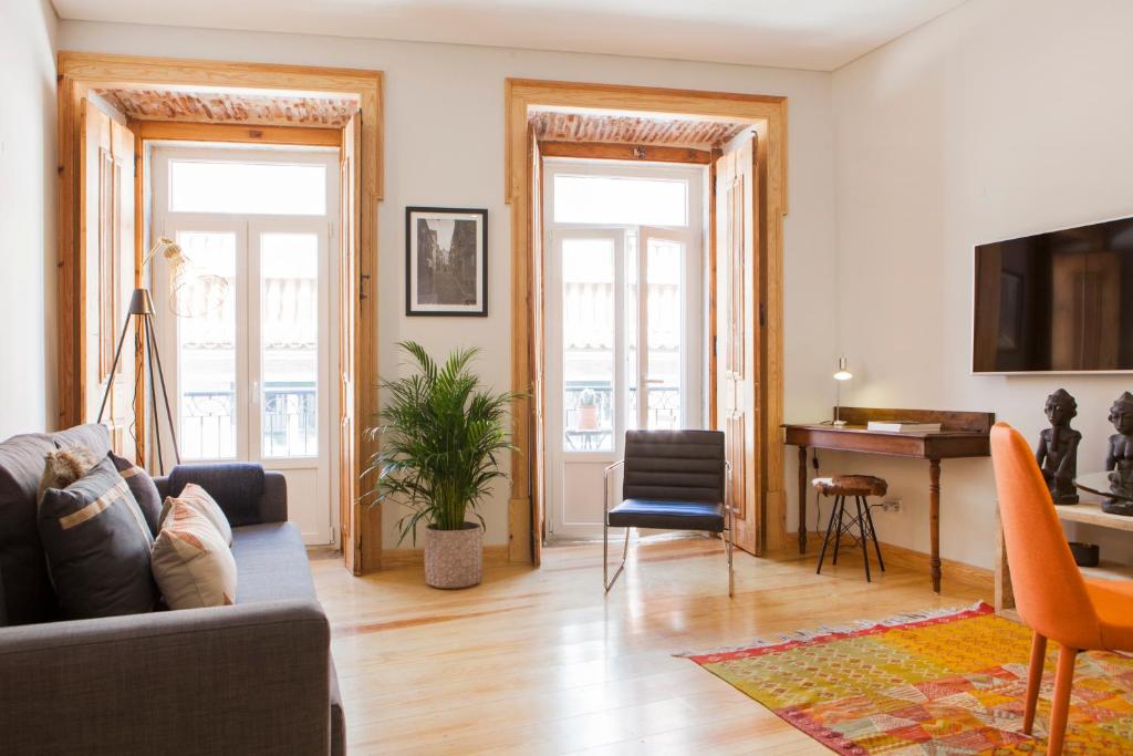 Charming Flat with Balconies Central Chiado District 2 Bedrooms & AC 19th Century Building Rua da Atalaia, 1200-041 Lisbonne