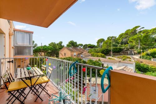 Charming flat with balcony and parking at the heart of Giens - Welkeys