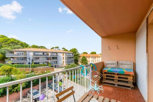 Charming flat with balcony and parking at the heart of Giens - Welkeys