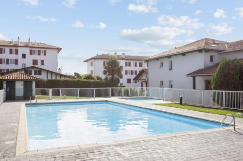 Charming flat with terrace and pool nearby Hendaye station - Welkeys