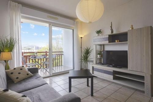 Charming flat with terrace and pool nearby Hendaye station - Welkeys