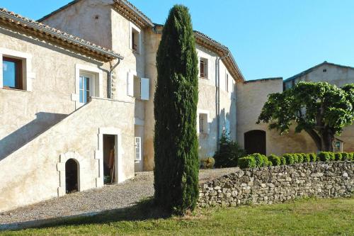 Charming holiday flat with communal pool, Malaucène