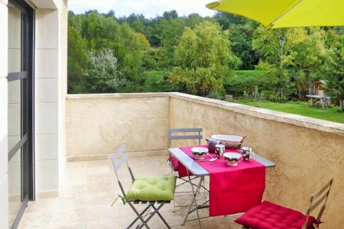 Charming holiday flat with communal pool, Malaucène