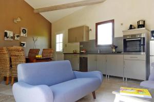 Charming holiday flat with communal pool, Malaucène
