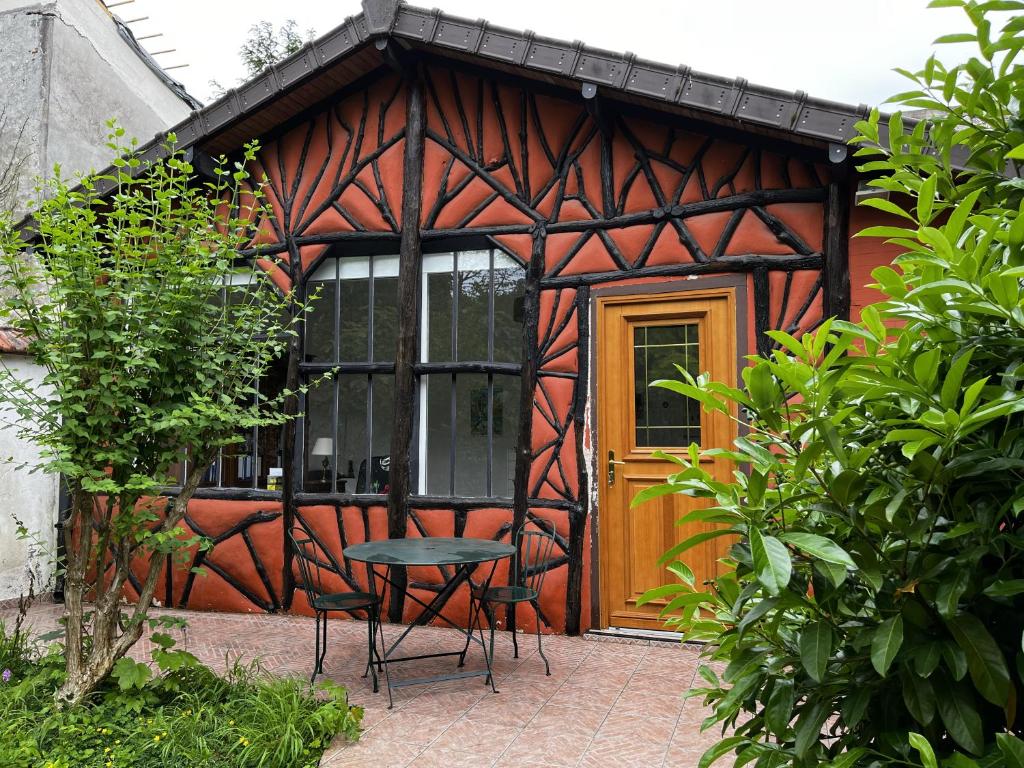 Charming indépendant guest house grand studio avec terrasse et jardin 15 Avenue des Ailantes, 94100 Saint-Maur-des-Fossés
