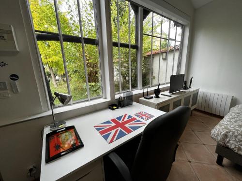 Charming indépendant guest house grand studio avec terrasse et jardin