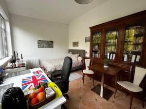 Charming indépendant guest house grand studio avec terrasse et jardin