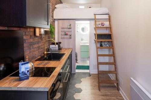 Charming industrial-style studio just nearby Montmartre in Paris - Welkeys
