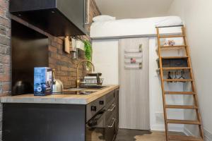 Charming industrial-style studio just nearby Montmartre in Paris - Welkeys