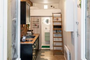 Charming industrial-style studio just nearby Montmartre in Paris - Welkeys