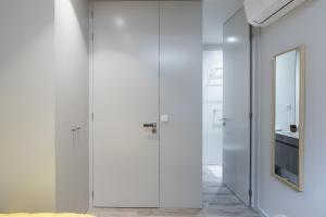 Charming Luxurious Flat with Garage by Host Wise