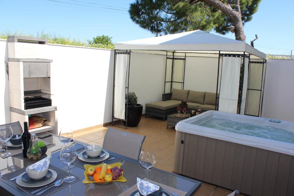 Charming Luz House - T2 apartment with jacuzzi Estrada Nacional 125, n.º 23 r/chão dto., 8800-110 Tavira