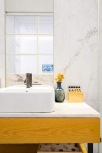 Charming & Modern Flat close to Time Out Market