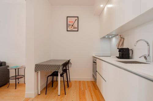 Charming Santos Apartment w/ Patio by LovelyStay