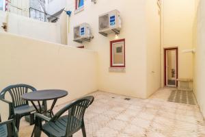Charming Santos Apartment w/ Patio by LovelyStay