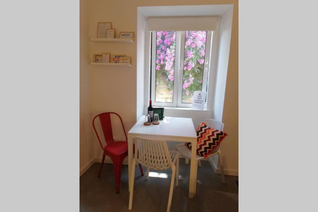 Charming Small Loft in Alfama near Castelo S Jorge Rua das Damas, 10 , 1º esq 10, 1100-193 Lisbonne