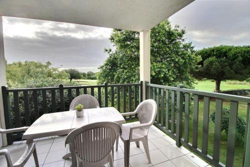 Charming T2 in the heart of the golf course between ocean and pine fores