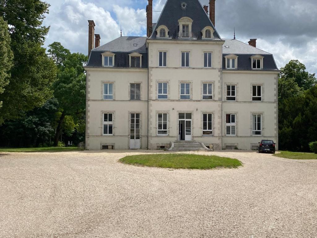 Château de Courbouzon & SPA Rue des Écoles, 41500 Courbouzon