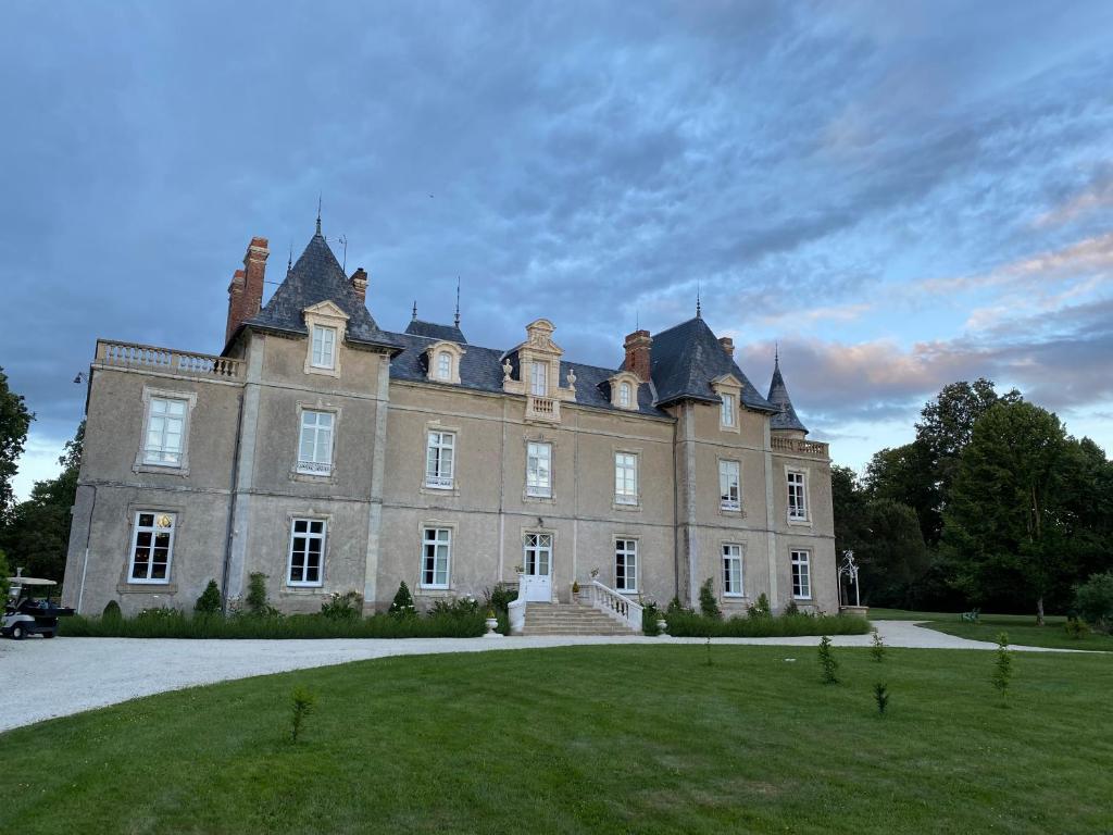 Appartement Château de St-fulgent, gîte La Tour 3 Rue nationale 85250 Saint-Fulgent