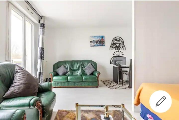 Cheap, beautiful studio with an office, balcony & free parking 21C BOULEVARD AGUADO, 91000 Evry-Courcouronnes