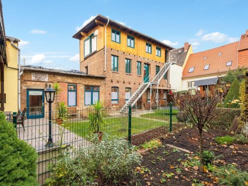 Cheerful and bright apartment with fireplace and garden