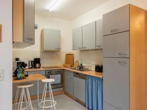 Cheerful and bright apartment with fireplace and garden