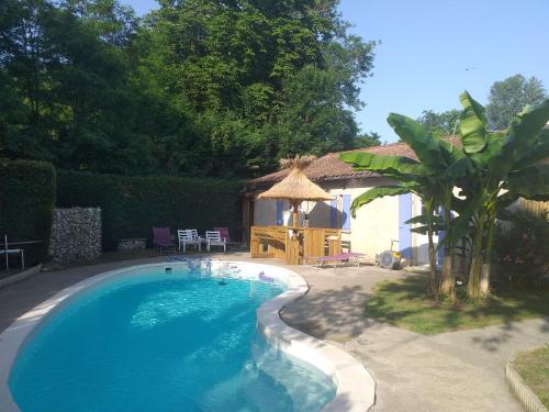 Chez Celine et Philippe appartement dans propriété de charme avec piscine