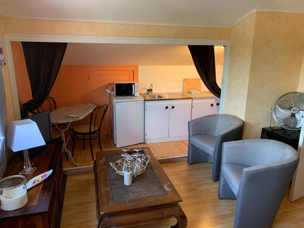 Chez Christine 1 étage porte de droite 46 Rue Saint-Martin des Prés, 12000 Rodez