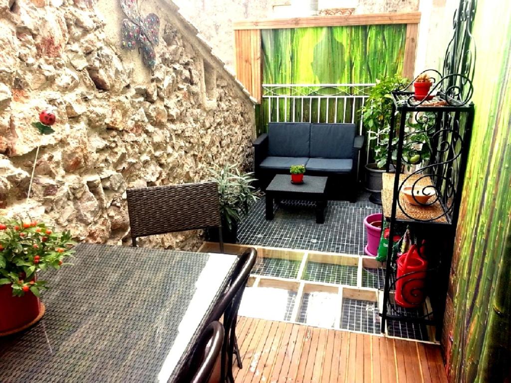 Appartement Chez Georges avec terrasse 10M2 centre ville 300 m 2ème étage 38 bis Rue Maurice Clavel 34200 Sète