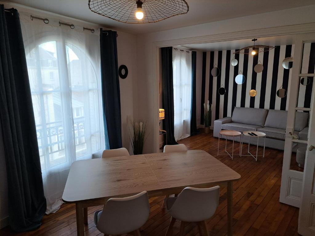 Appartement Chez Léon - Vue cathédrale - Hyper centre ville 72 Rue Chanzy 51100 Reims