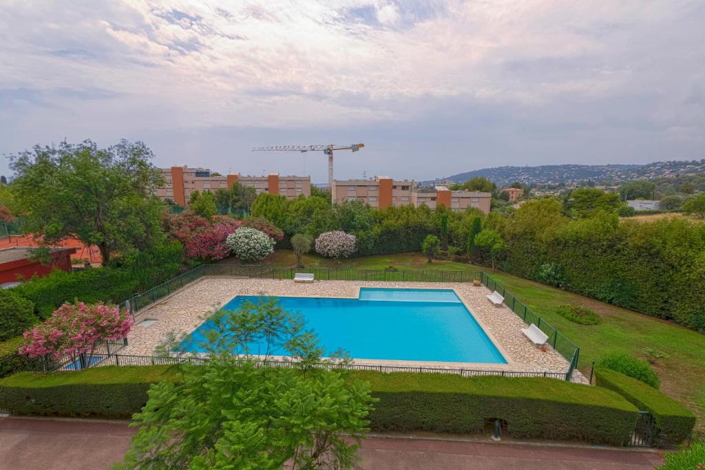 Appartement Chez les Dukes Batiment Astrée 245 Traverse de Fontmerle 06600 Antibes