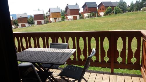 CHEZ LYLi & COMPAGNIE, PISCINE, JACCUZZI, SALLE DE SPORT