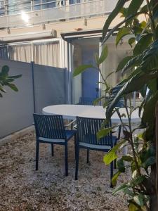 CHEZ MANON