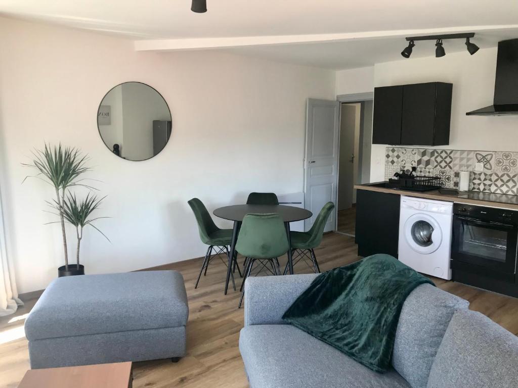 Appartement Chez Mick et Sarah : Vert L'Industriel 3e Gauche 14 Rue Général Lafayette 43000 Le Puy-en-Velay