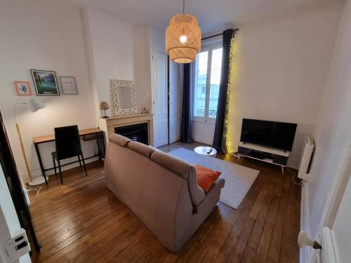 Chez Mima, paisible T2 rénové avec garage gratuit et local vélos