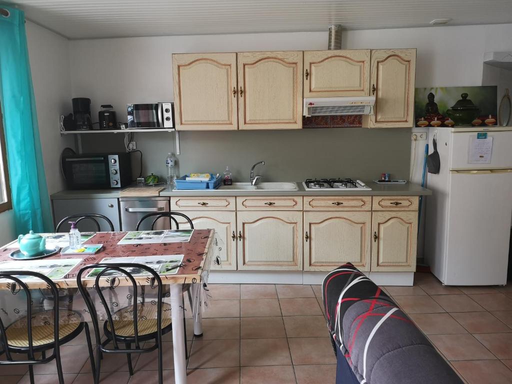 Appartement Chez Pacha 10 Place de la Halle 82130 Lafrançaise