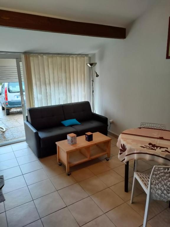 Appartement CHEZ TINOU appartement T2 saisonnier 3 Impasse des Violettes 34510 Florensac