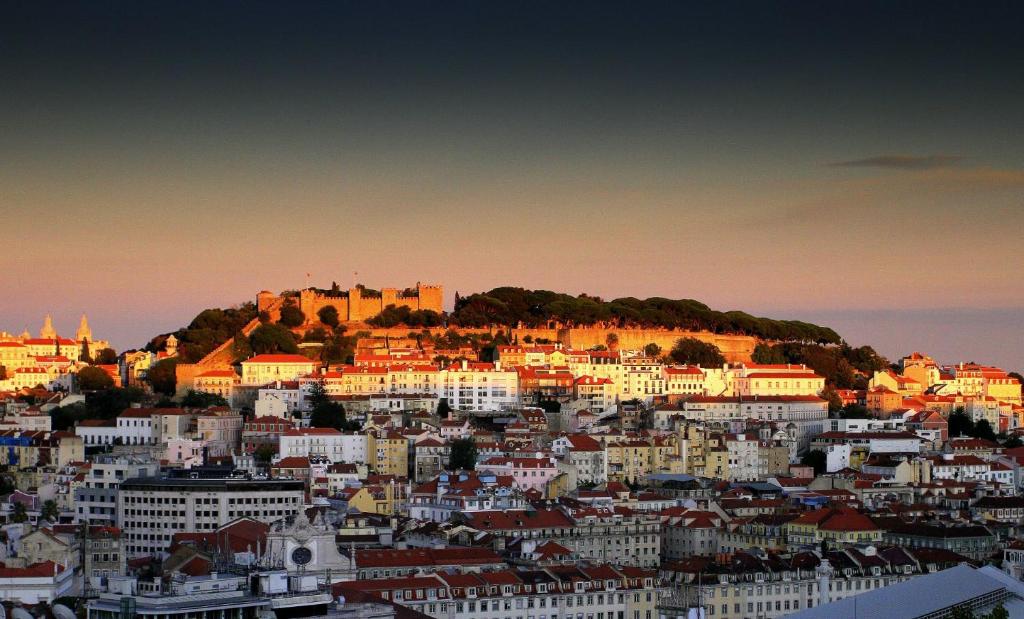 Chiado Apartment with View to the Castle Rua Garrett, 26 - 5ºB, 1200-309 Lisbonne