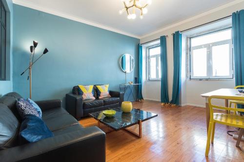 Chiado Bairro Alto, Bright and Newly Renovated 3 Bedroom Apartment, Lisbon Historical Center