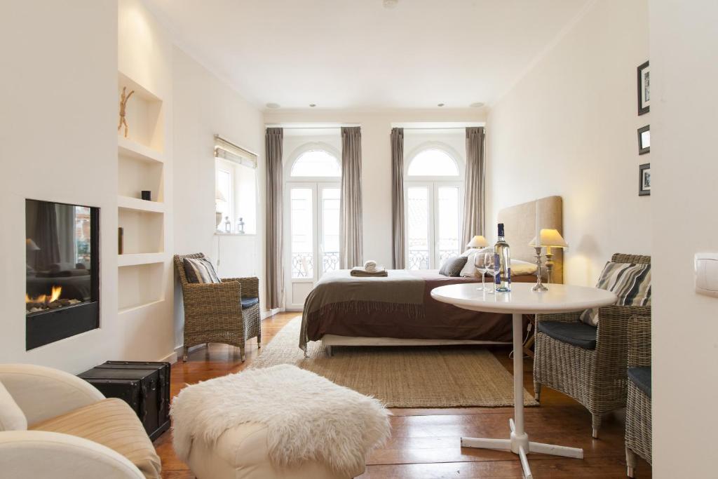 Chic 1-bed flat with balcony, view and workspace, 5mins to Santa Justa Lift Rua das Portas de Santo Antão 18, 1150-268 Lisbonne