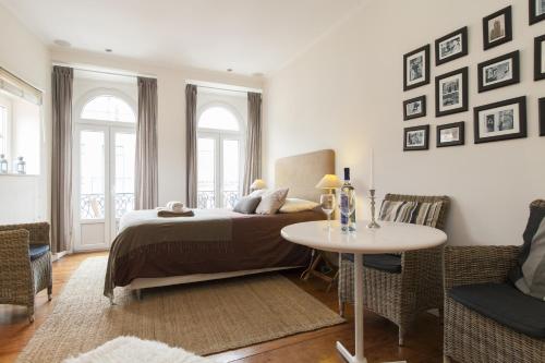 Chic 1-bed flat with balcony, view and workspace, 5mins to Santa Justa Lift