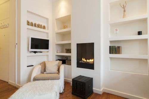 Chic 1-bed flat with balcony, view and workspace, 5mins to Santa Justa Lift