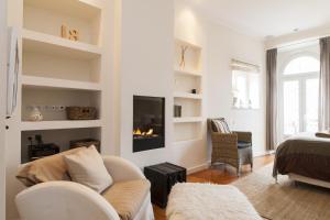 Chic 1-bed flat with balcony, view and workspace, 5mins to Santa Justa Lift