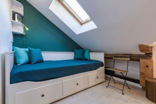 Chic 2BR in city center, next to Train Station