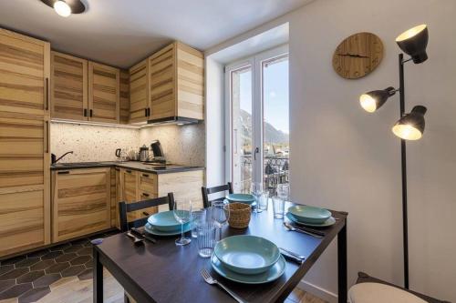 Chic 2BR in city center, next to Train Station