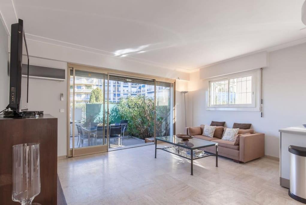 Chic and modern apt with terrace - La Croisette RDC 93 Boulevard de la Croisette, 06400 Cannes