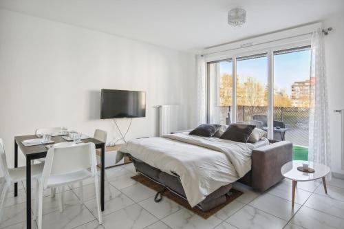 Chic apart with balcony near Paris