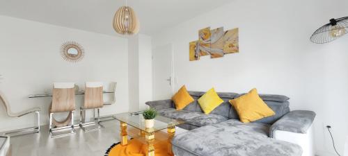 Chic apart with parking near Paris